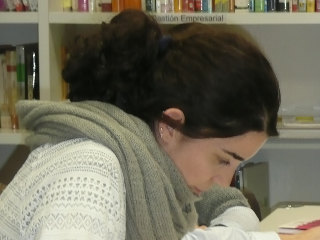 Imagen de alumna del Ceicid estudiando
